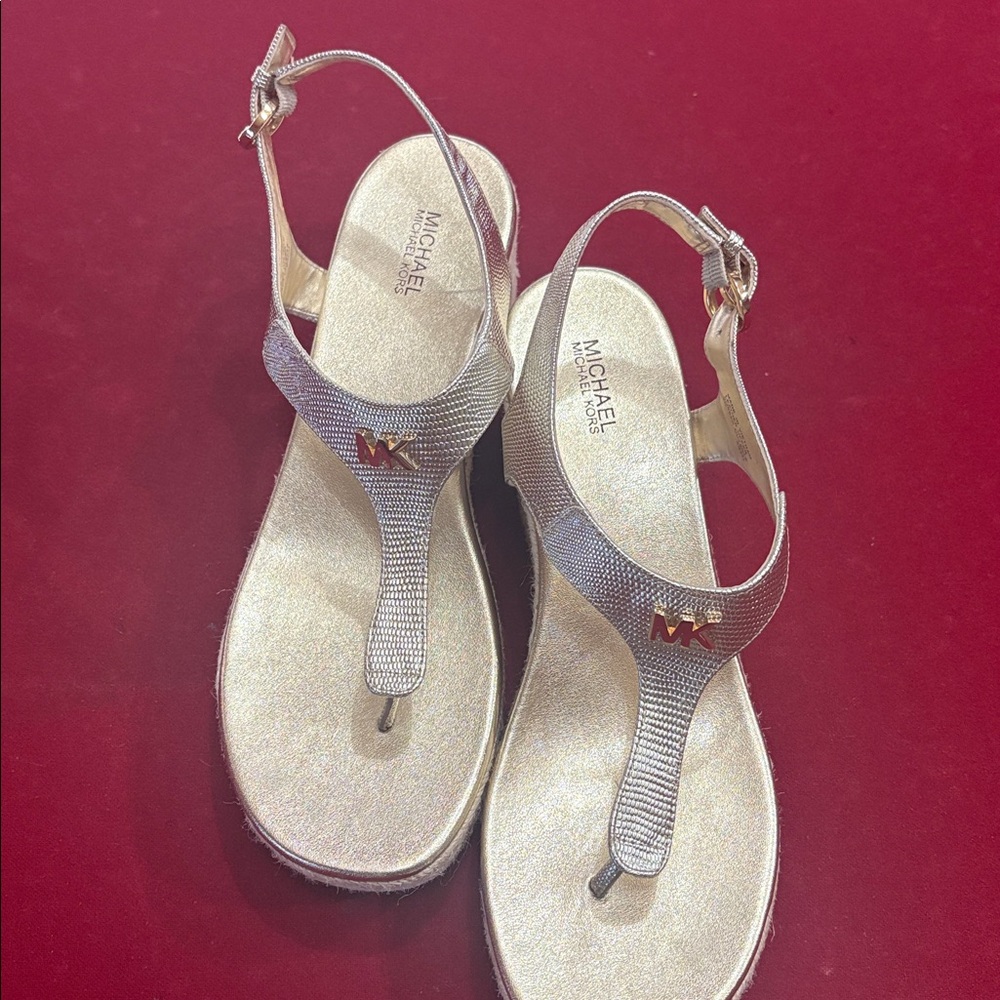 Michael Kors Metallic gold Sandals - Picture 3 of 10